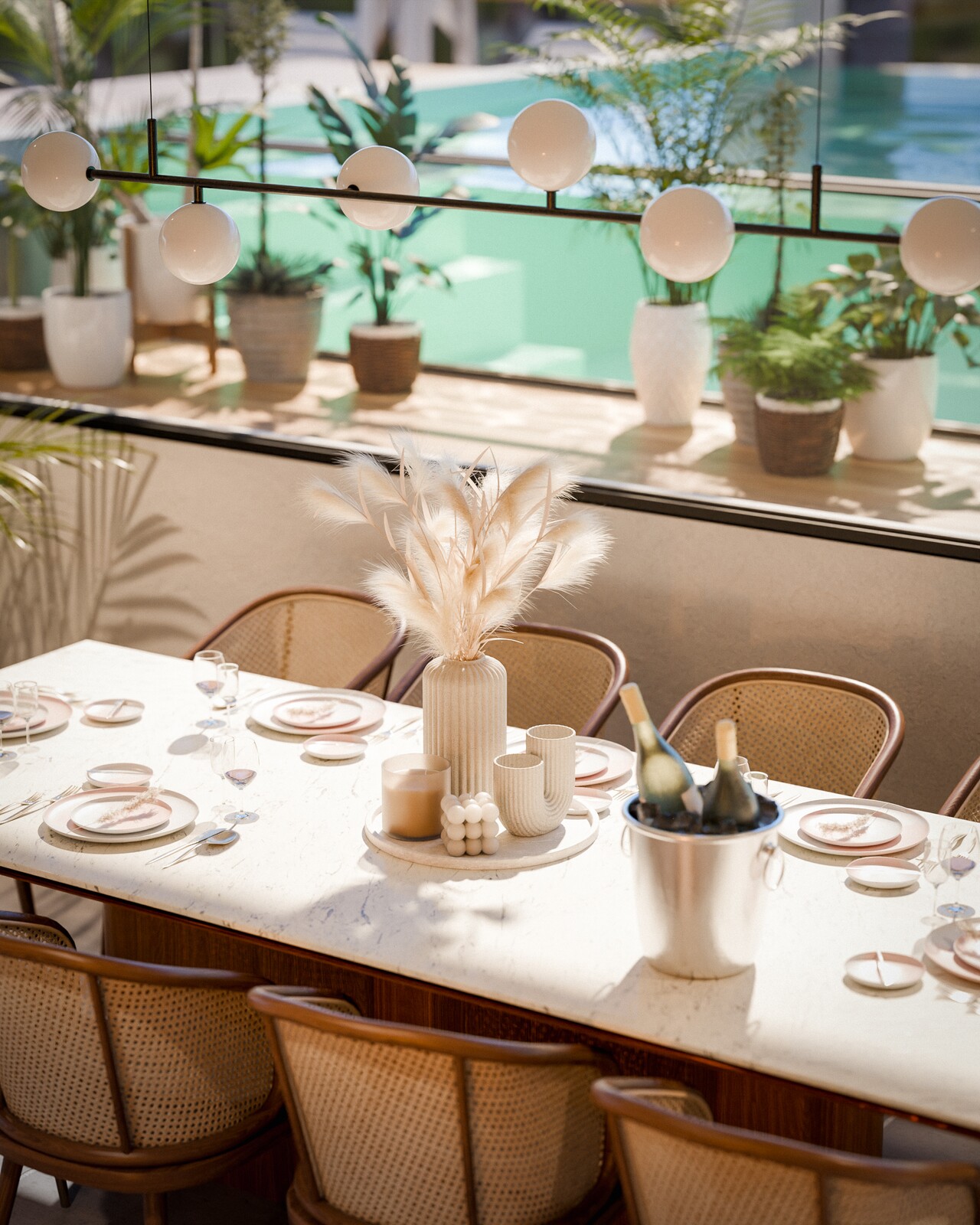Salón de usos múltiples con la mesa puesta