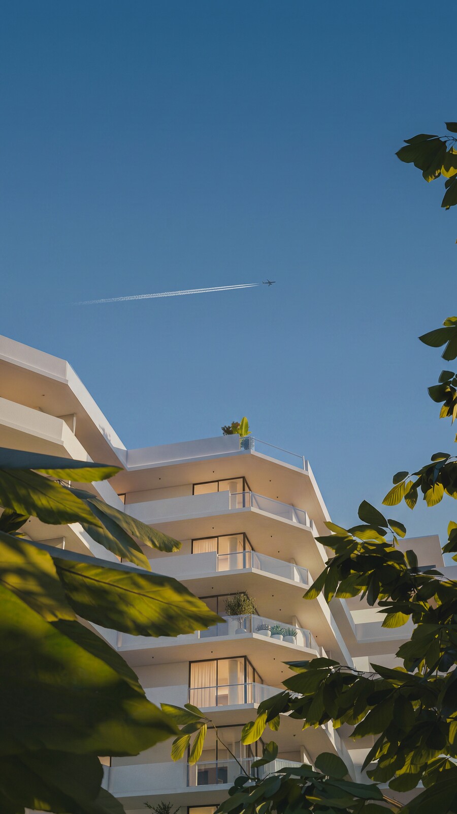 Edificio Simona bajo un cielo amplio, visto desde la calle