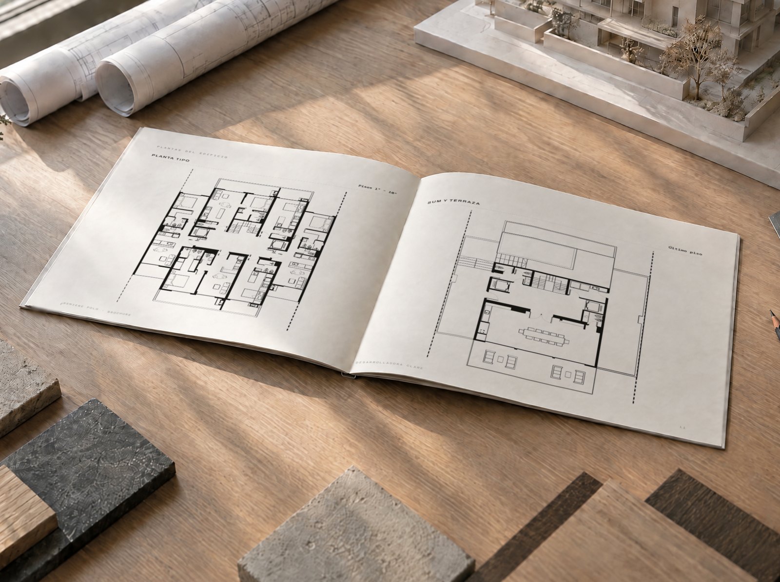 Brochure impreso de un proyecto, abierto sobre el escritorio de un estudio de arquitectura