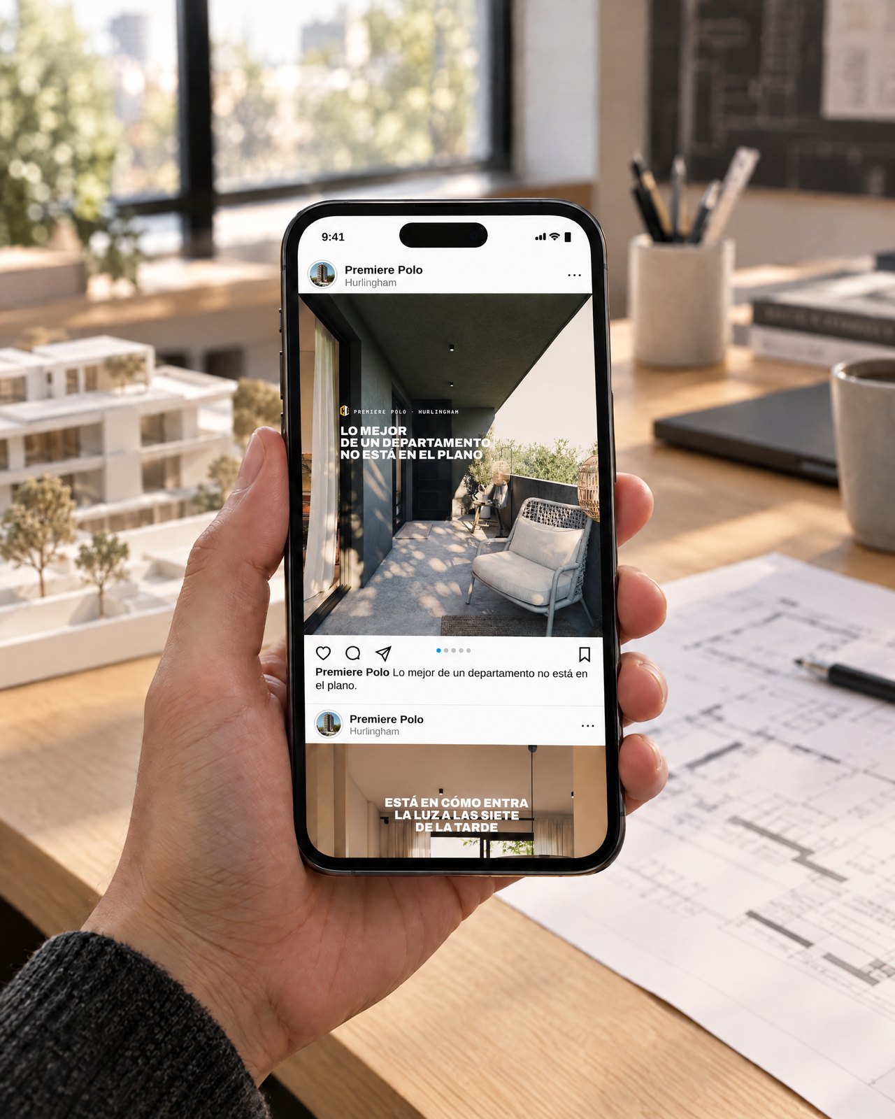 Una publicación de Instagram de un proyecto en un celular, en un estudio de arquitectura